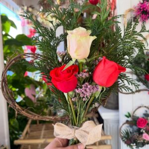 Corazón floral natural con rosas rojas y una rosa clara