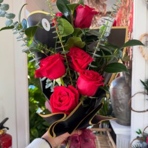Ramo de rosas rojas preparado a mano en Leganés