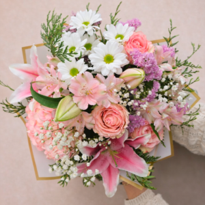 Ramo Valeria de flores naturales en tonos rosas y blancos