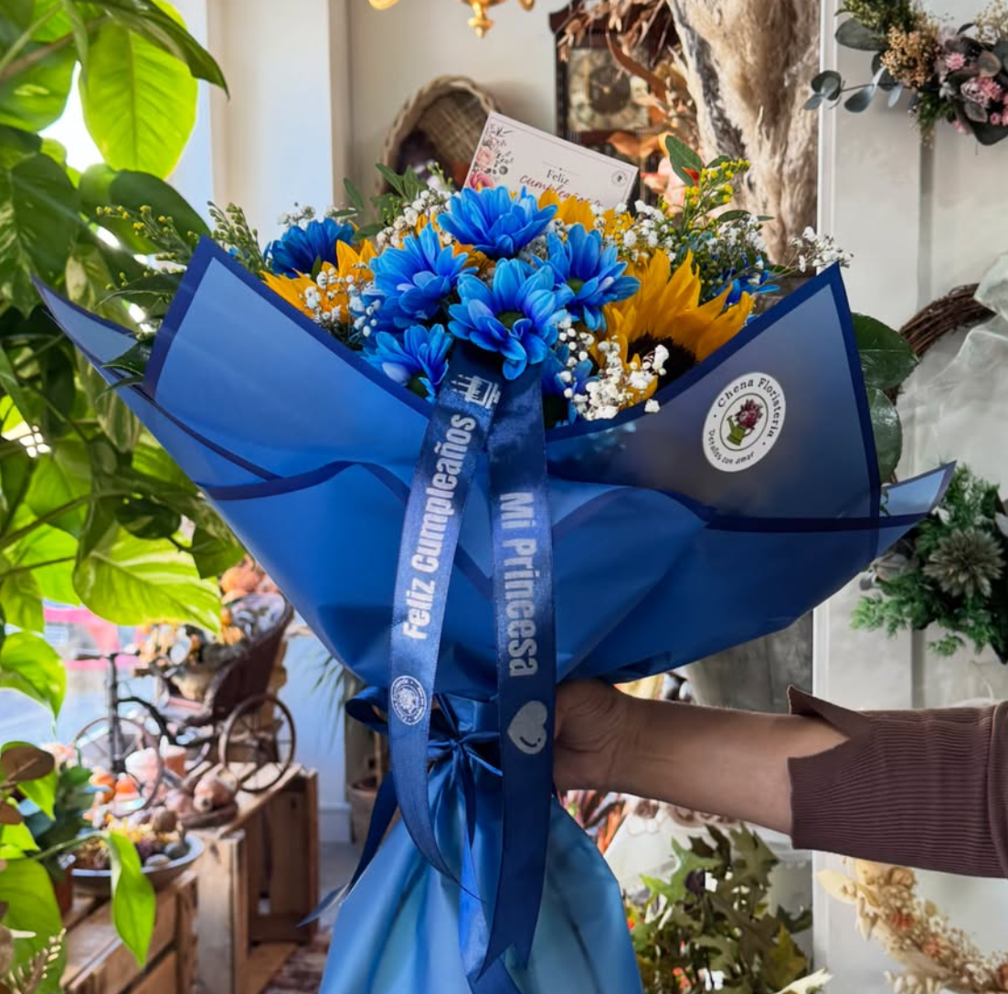 Ramo azul con cinta personalizada Feliz cumpleaños y Mi princesa